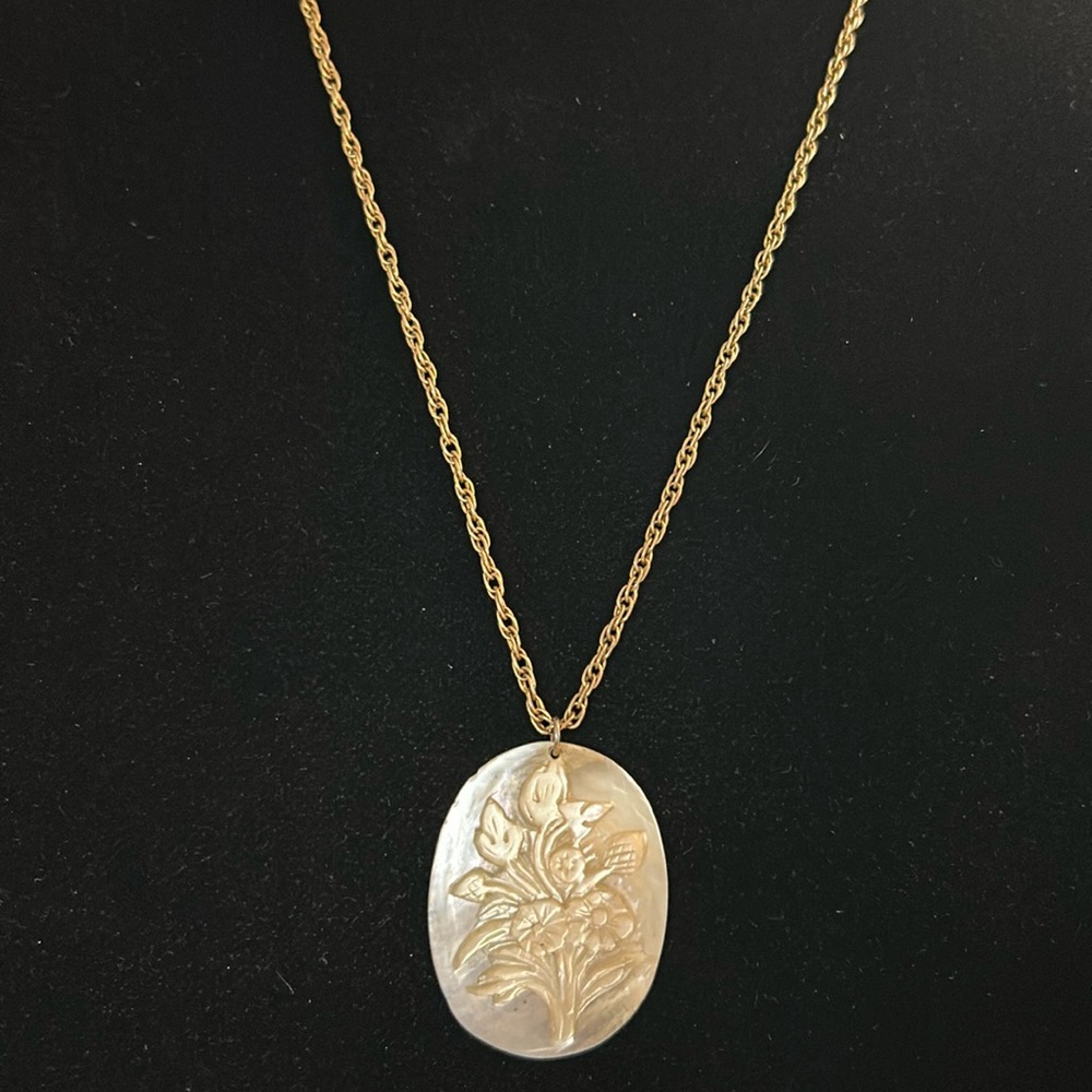 Elegant Gold Floral Pendant Necklace